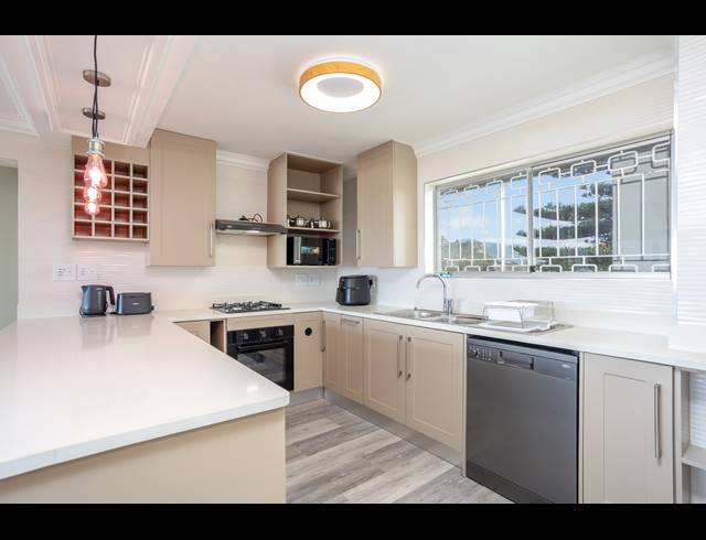 2 BEDROOM APARTMENT TO LET IN MUIZENBERG